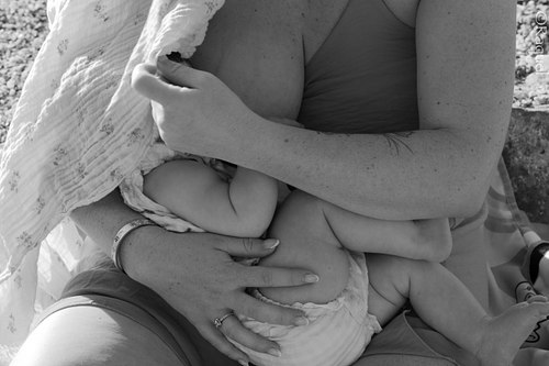 Maman allaitant son bébé lors d’une séance photo en noir et blanc à Toulon dans le Var