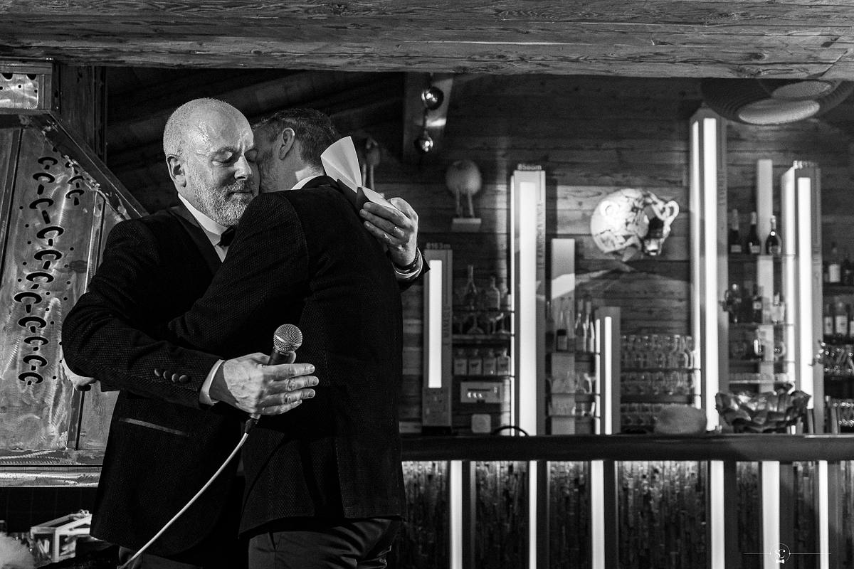 Cocktail et Soir&eacute;e de Mariage avec les invit&eacute;s et les mari&eacute;s qui s'amusent, sourient, s'embrassent et dansent. Les Rhodos La Clusaz Sebastien Clavel Photographe Mariage Lyon