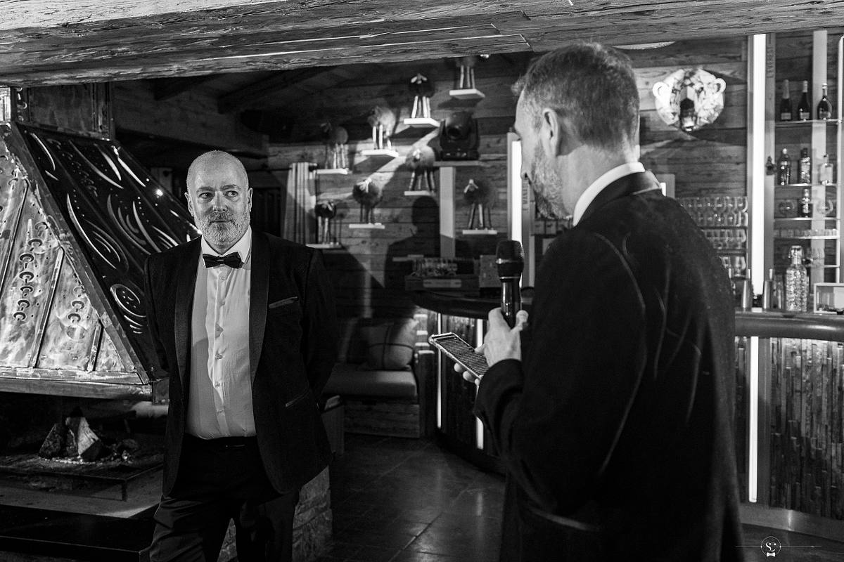 Cocktail et Soir&eacute;e de Mariage avec les invit&eacute;s et les mari&eacute;s qui s'amusent, sourient, s'embrassent et dansent. Les Rhodos La Clusaz Sebastien Clavel Photographe Mariage Lyon