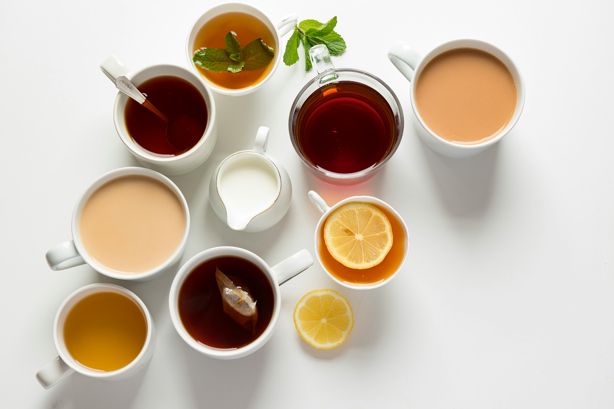 Varias tazas de té con diferentes guarniciones.
