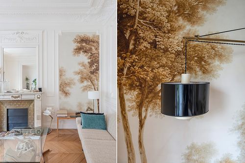Diptyque photographique associant un salon classique avec papier peint panoramique d’arbres à une suspension noire moderne. Photographie par Nicolas Karadimos.