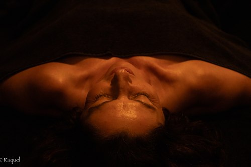 Cliente profitant d’un massage dans une ambiance tamisée.