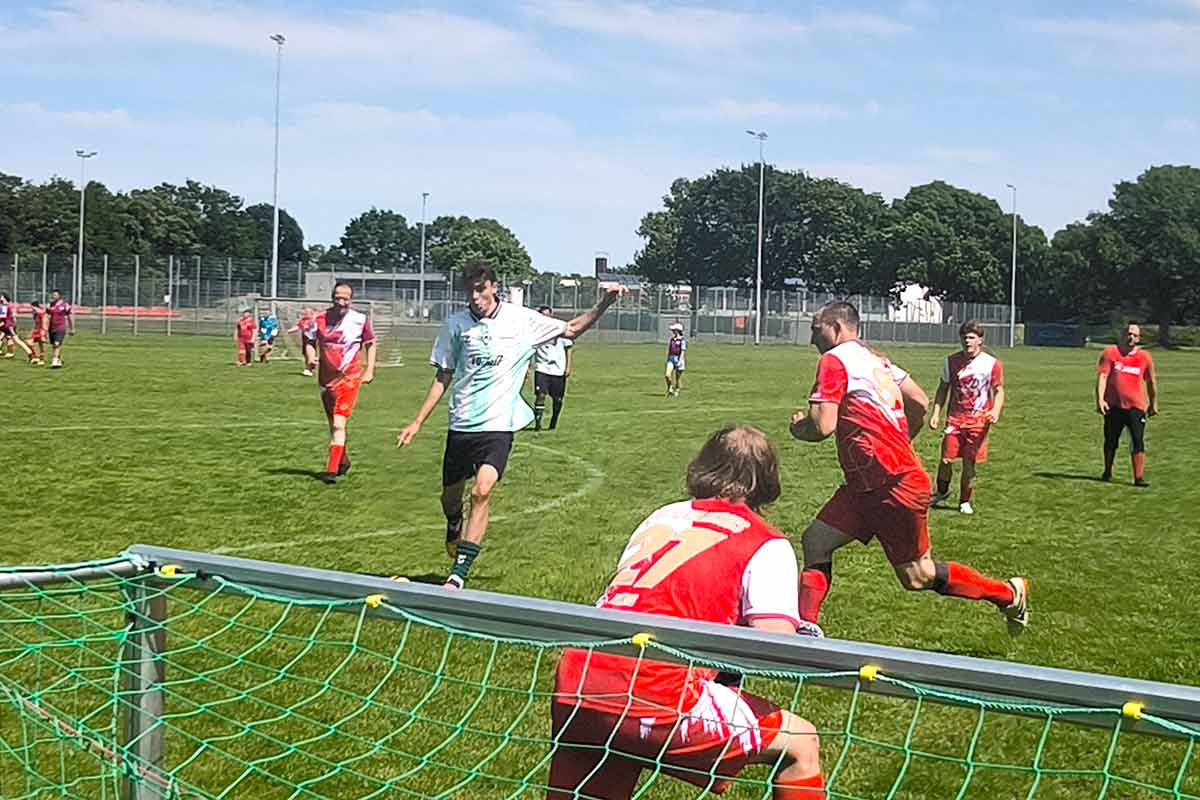 Trotz der guten Laune und dem Fairplay fand sich jede menge Action auf dem Rasen wieder