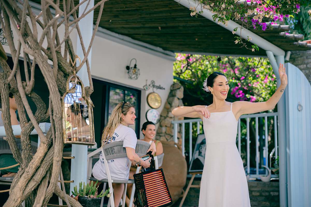 Cansu düğün öncesi Moon Beach'te begonvillerin altında arkadaşlarına el sallıyor