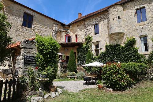 Vue extérieure du Château de Saint-Chamarand pour hébergement de groupe dans le Lot. Gîtes de charme et chambres d'hôtes de caractère en Occitanie.