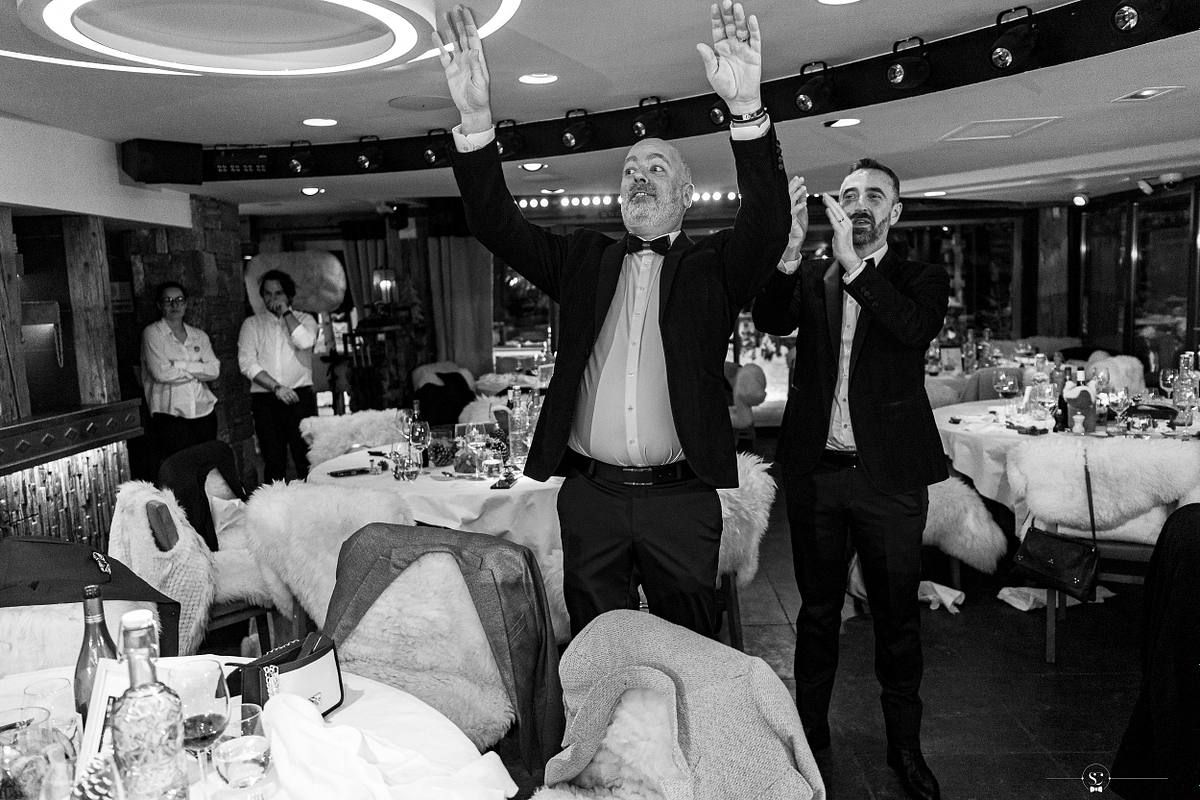 Cocktail et Soir&eacute;e de Mariage avec les invit&eacute;s et les mari&eacute;s qui s'amusent, sourient, s'embrassent et dansent. Les Rhodos La Clusaz Sebastien Clavel Photographe Mariage Lyon