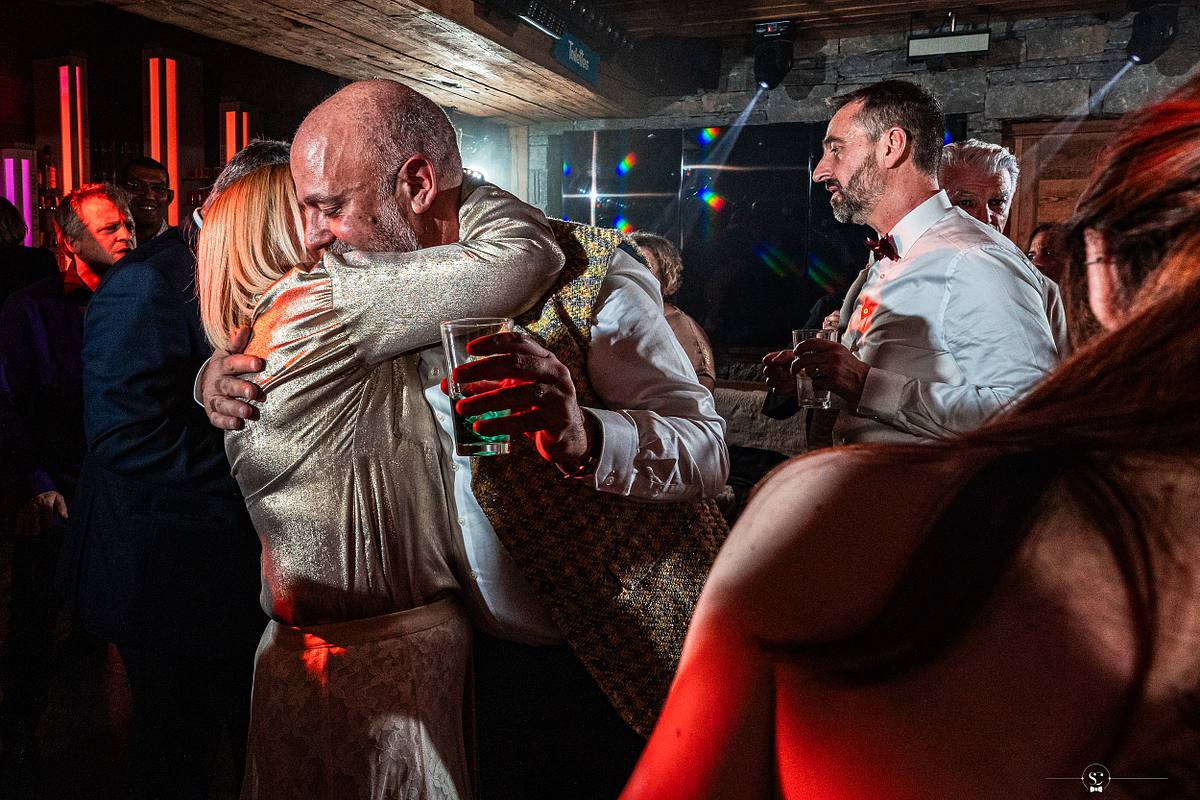 Cocktail et Soir&eacute;e de Mariage avec les invit&eacute;s et les mari&eacute;s qui s'amusent, sourient, s'embrassent et dansent. Les Rhodos La Clusaz Sebastien Clavel Photographe Mariage Lyon