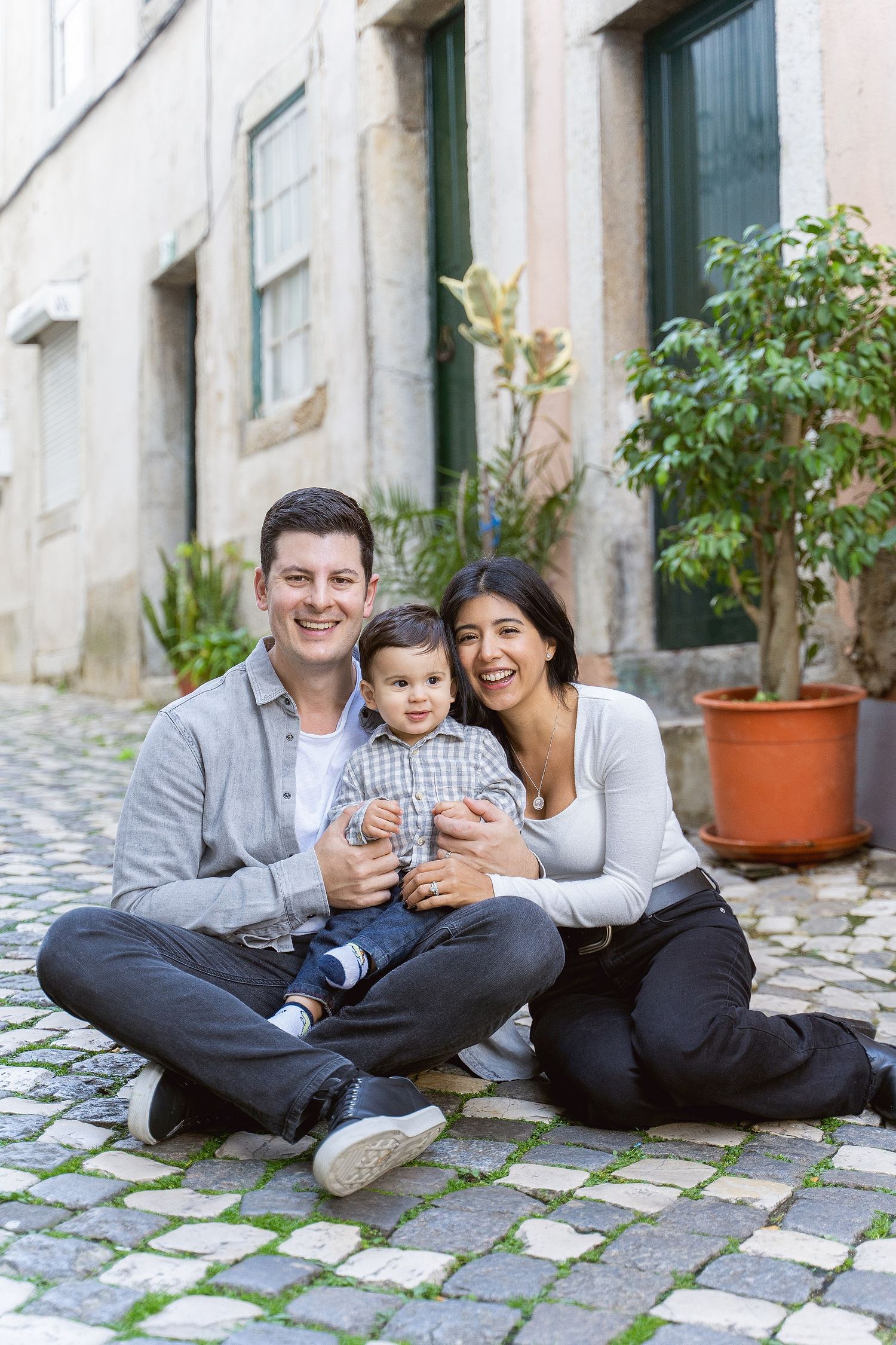 Family with their baby during a relaxed photoshoot in Lisbon