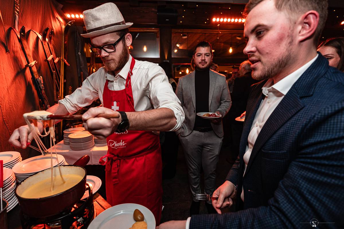 Cocktail et Soir&eacute;e de Mariage avec les invit&eacute;s et les mari&eacute;s qui s'amusent et sourient. Les Rhodos La Clusaz Sebastien Clavel Photographe Mariage Lyon