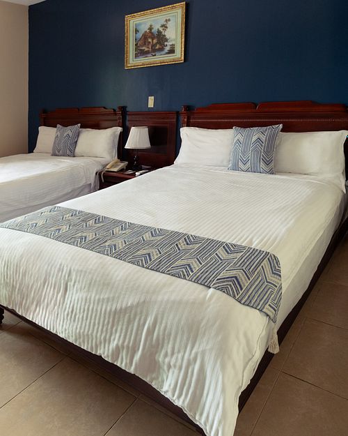 Habitación de hotel con dos camas doble en Panamá