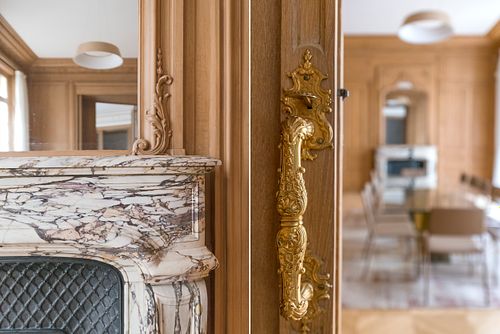 Diptyque photographique associant une cheminée en marbre à une poignée de porte dorée ornée. Photographie par Nicolas Karadimos.