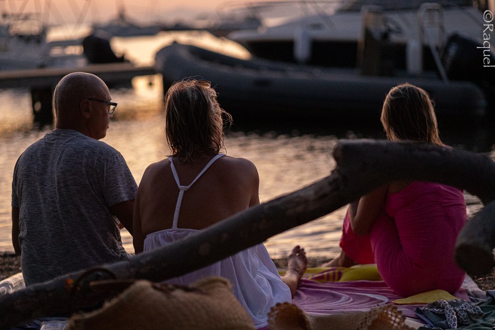famille de 3 face au coucher du soleil à Hyères