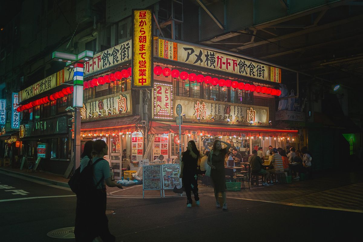 La rue Ameyoko &agrave; Ueno, Tokyo, de nuit