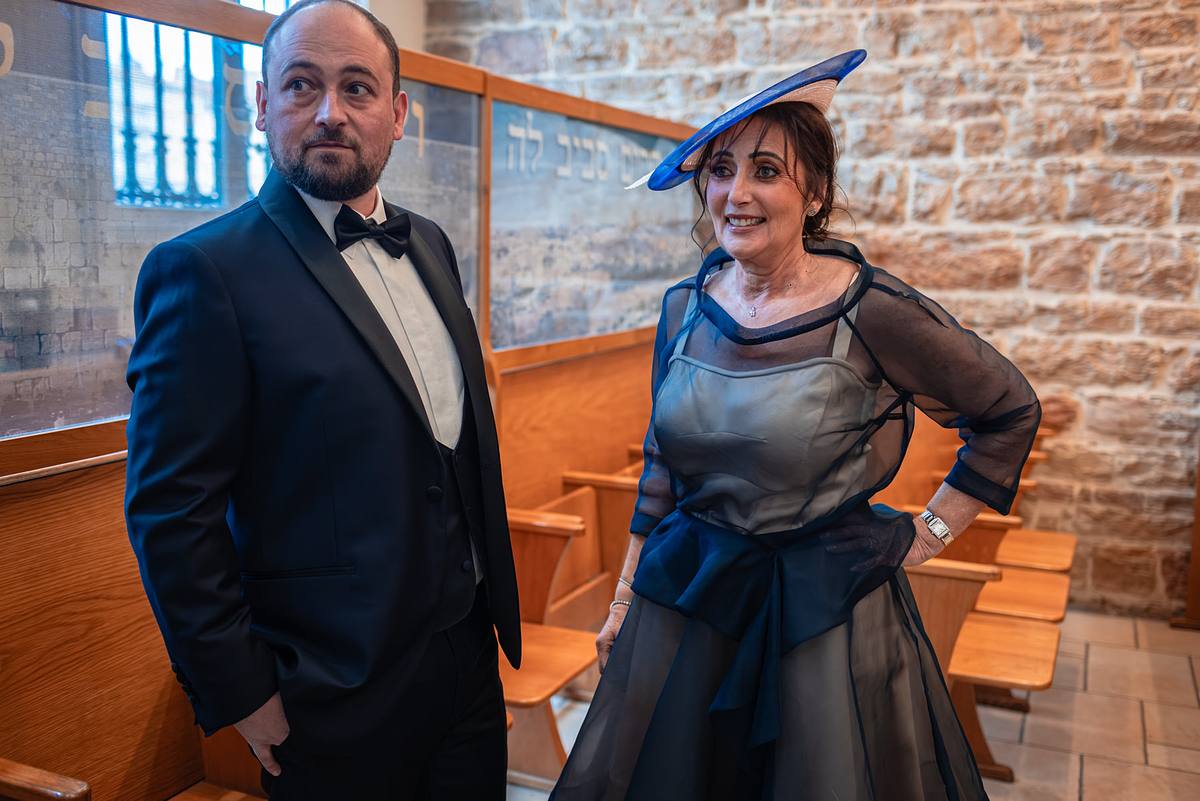 Le mari&eacute; accompagn&eacute; de sa maman avant la c&eacute;r&eacute;monie &agrave; la synagogue