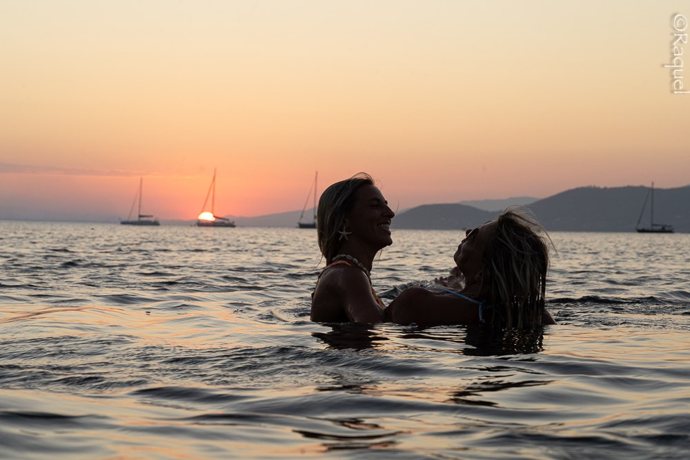Mere et fille dans la mer au coucher du soleil à l’Almanarre à Hyères