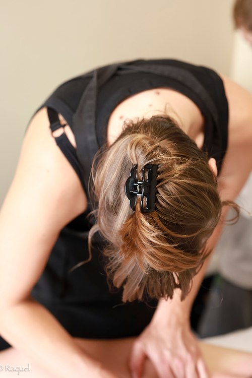 Vue de dessus d’une praticienne réalisant un massage bien-être.