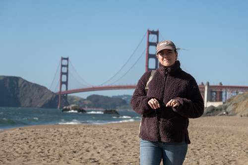 Weibliches Outdoor-Porträt in der Natur rund um die Golden Gate Bridge