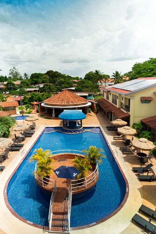 Vista del área social de un hotel con piscina de la ciudad de Panamá