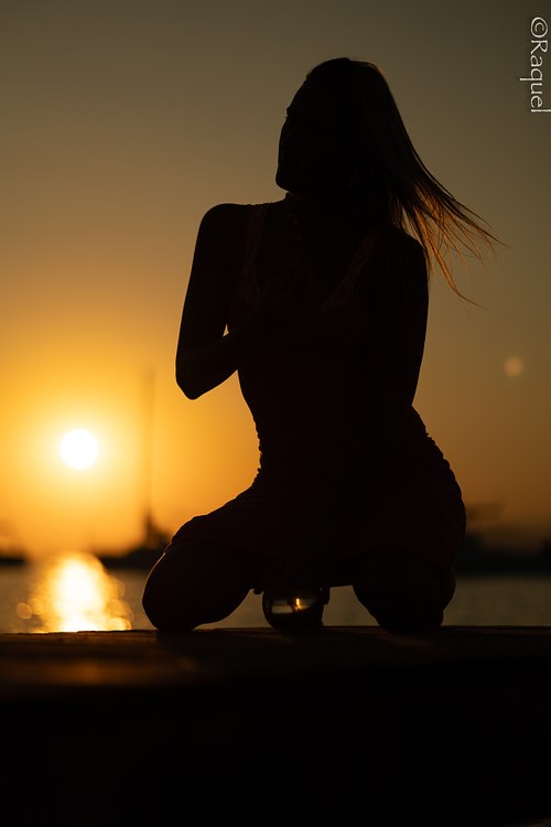 Silhouette d’une femme au coucher du soleil pendant une séance photo portrait à Hyères.