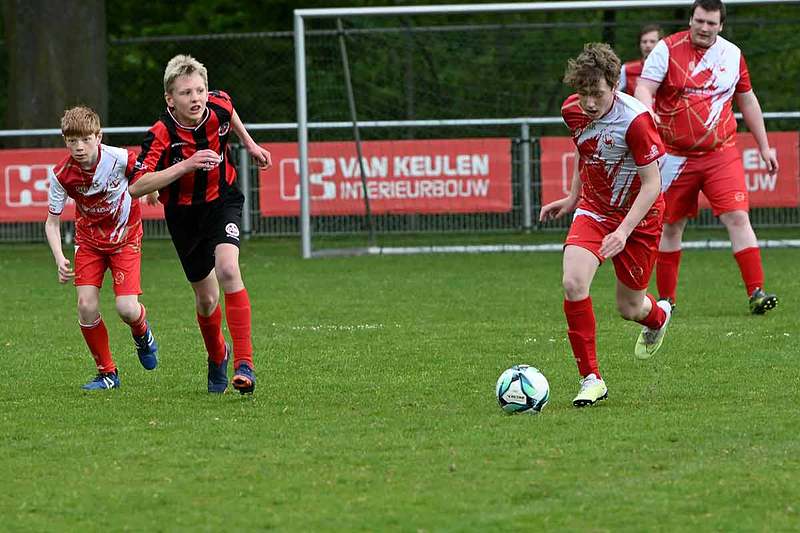 Ibbenbürener Kickers feiern Fußballfest beim Jubiläum von vv DES Nijverdal