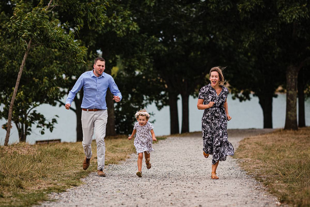 Tarif Photographe Mariage - Sebastien CLAVEL Photographe - Famille courant gaiement &agrave; l'ext&eacute;rieur, parents et enfant s'amusant dans un parc, la joie de l'enfance et de la parentalit&eacute;
