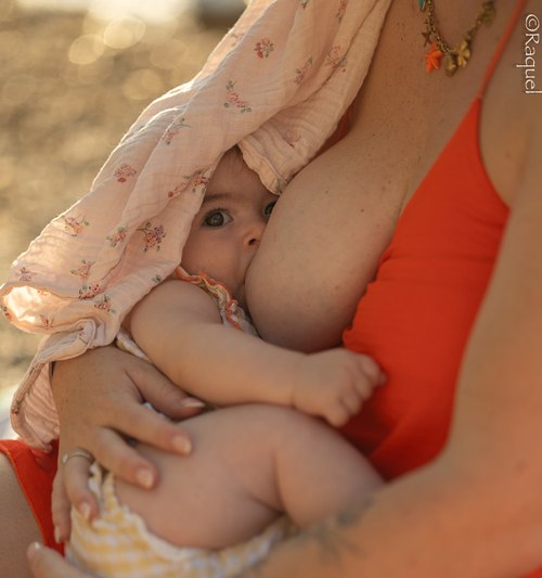 Maman allaitant son bébé lors d'une séance photo en bord de mer à Toulon