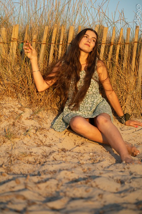 Portrait lifestyle d’une femme assise dans les roseaux à l’Almanarre, Hyères
