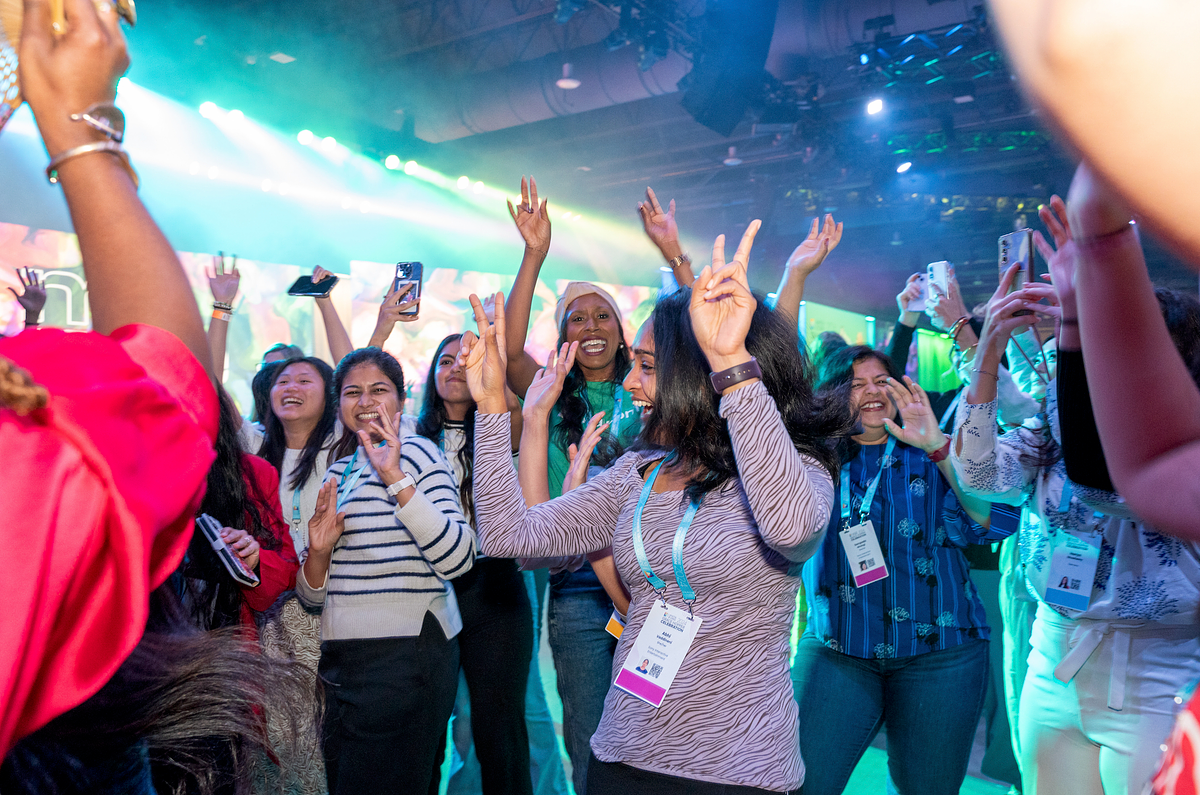 Large crowd of conference attendees celebrating during a corporate technology conference event, illustrating the engagement and impact captured through professional event photography.