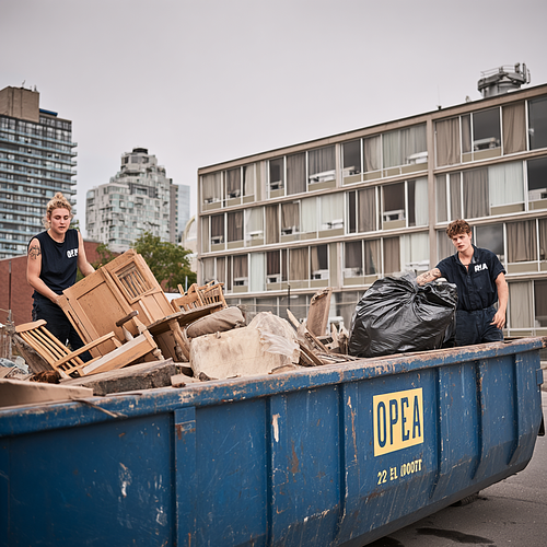 Het laden van de afvalcontainers